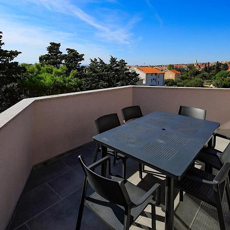 Apartments Lola Новаля Екстериор снимка