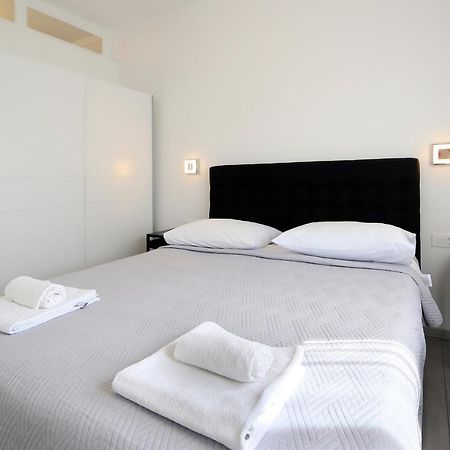 Apartments Lola Новаля Екстериор снимка