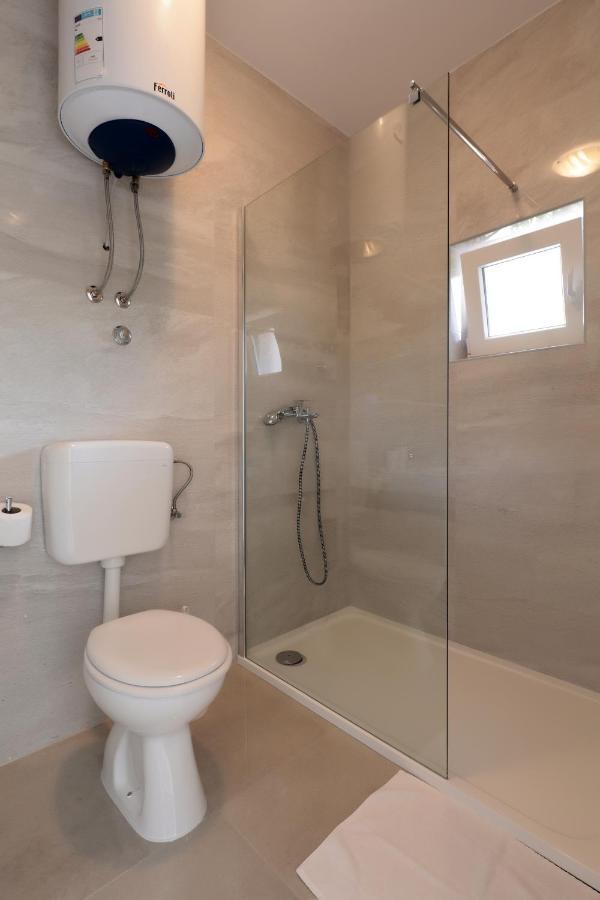 Apartments Lola Новаля Екстериор снимка