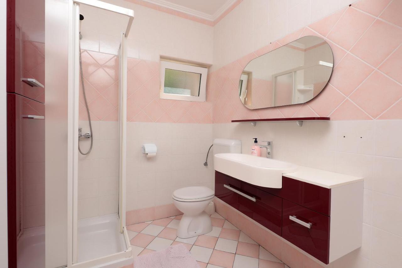 Apartments Lola Новаля Екстериор снимка