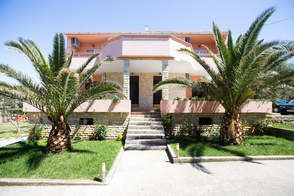 Apartments Lola Новаля Екстериор снимка
