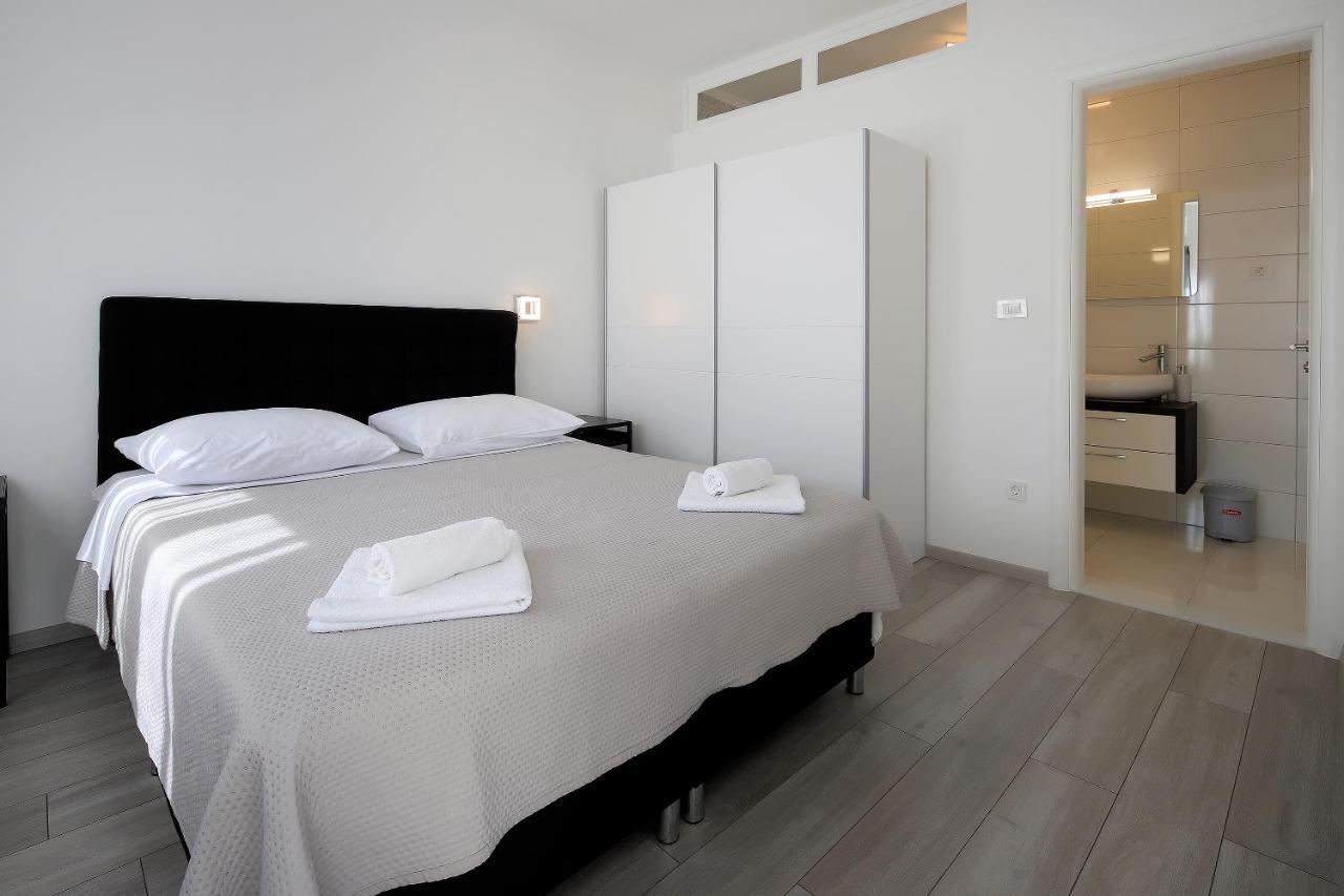Apartments Lola Новаля Екстериор снимка