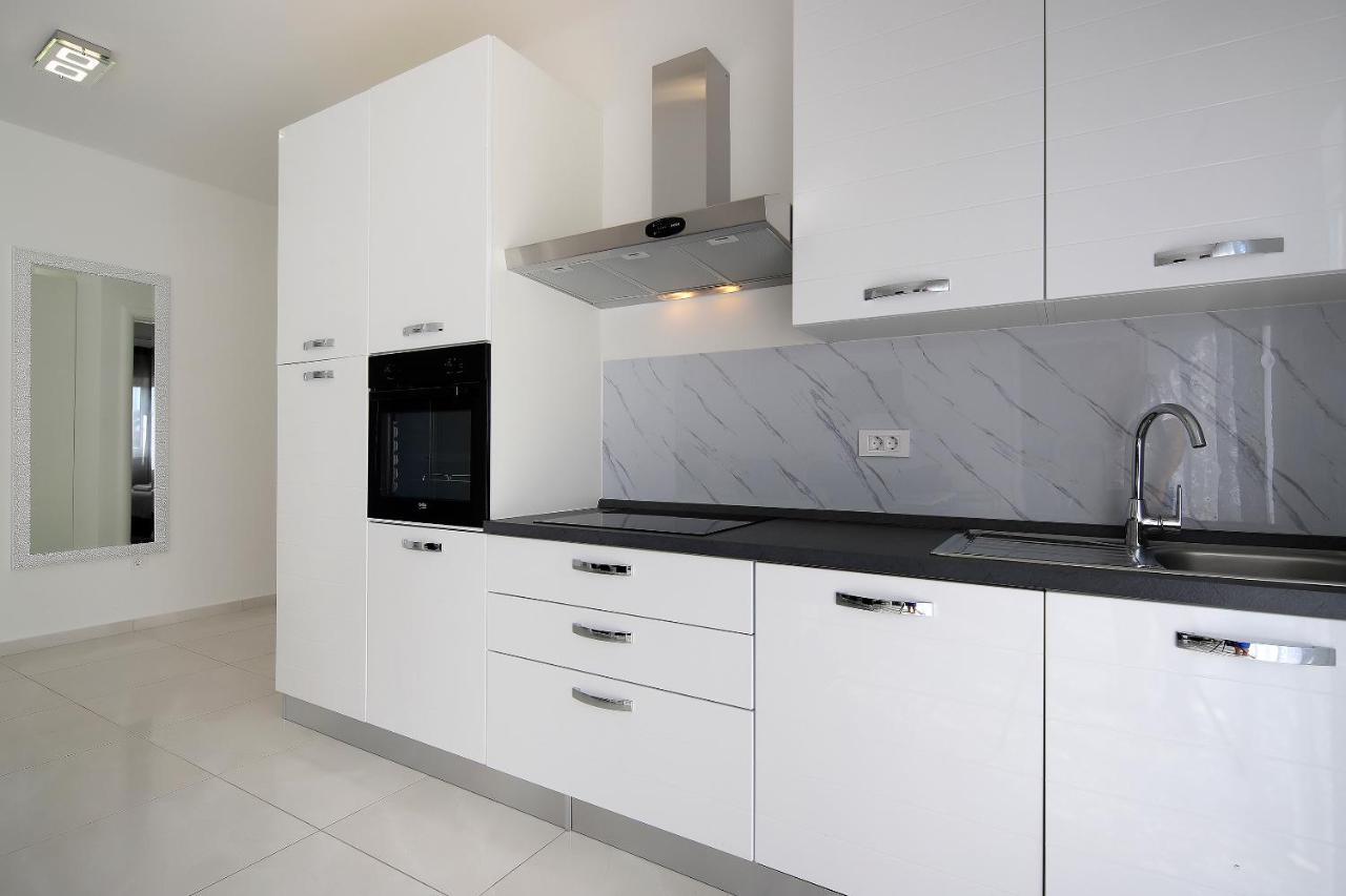Apartments Lola Новаля Екстериор снимка