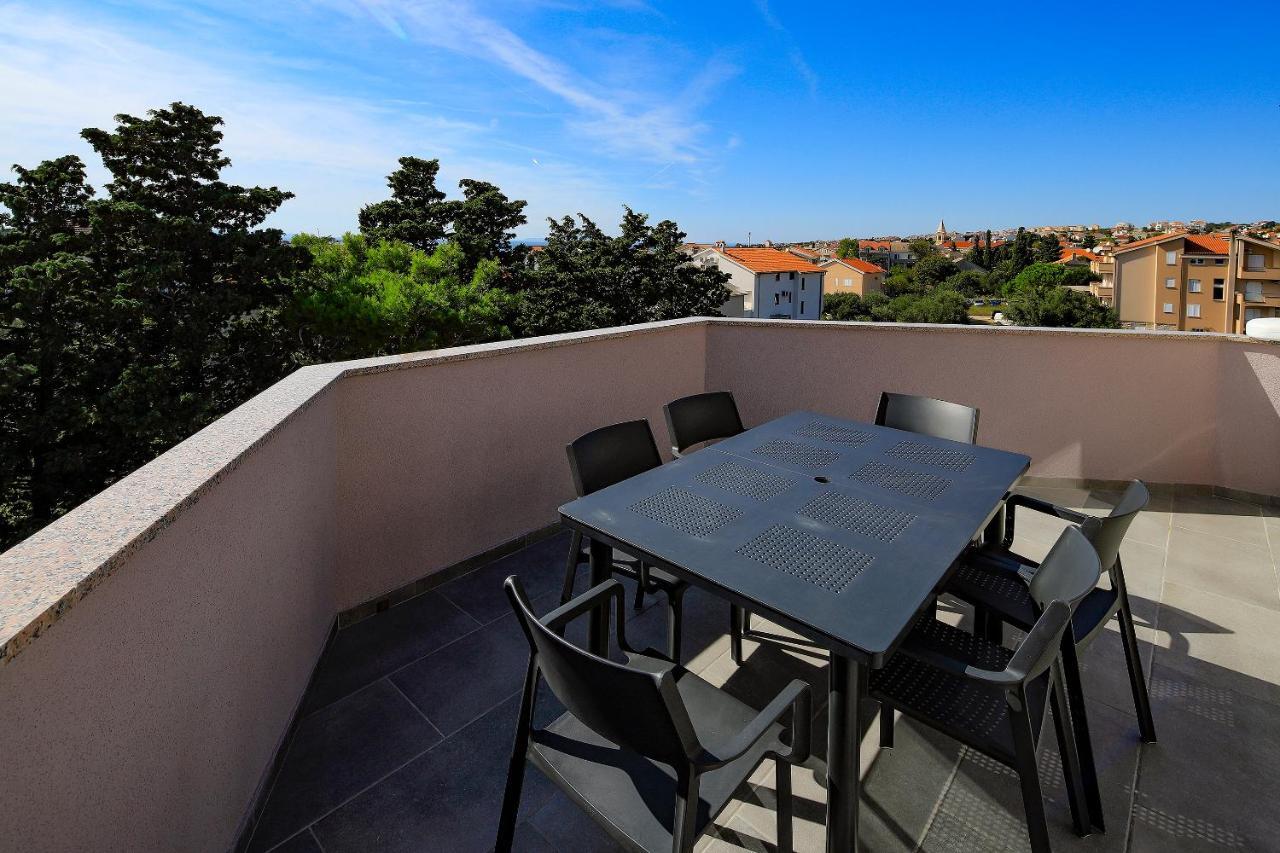 Apartments Lola Новаля Екстериор снимка