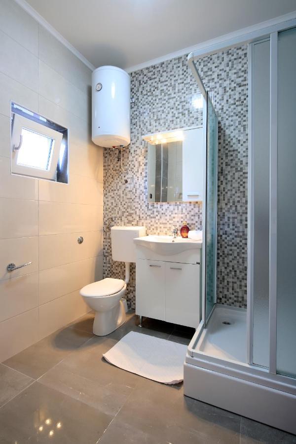Apartments Lola Новаля Екстериор снимка