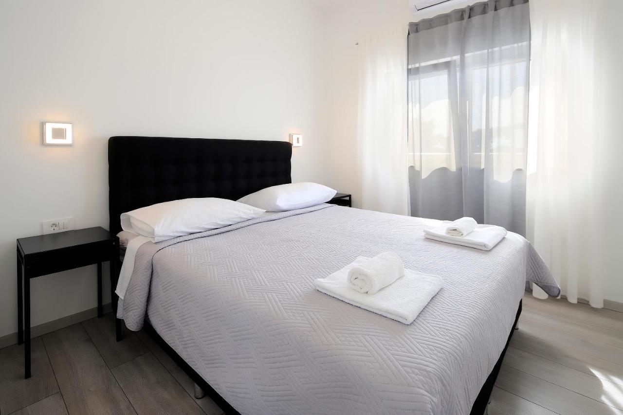 Apartments Lola Новаля Екстериор снимка