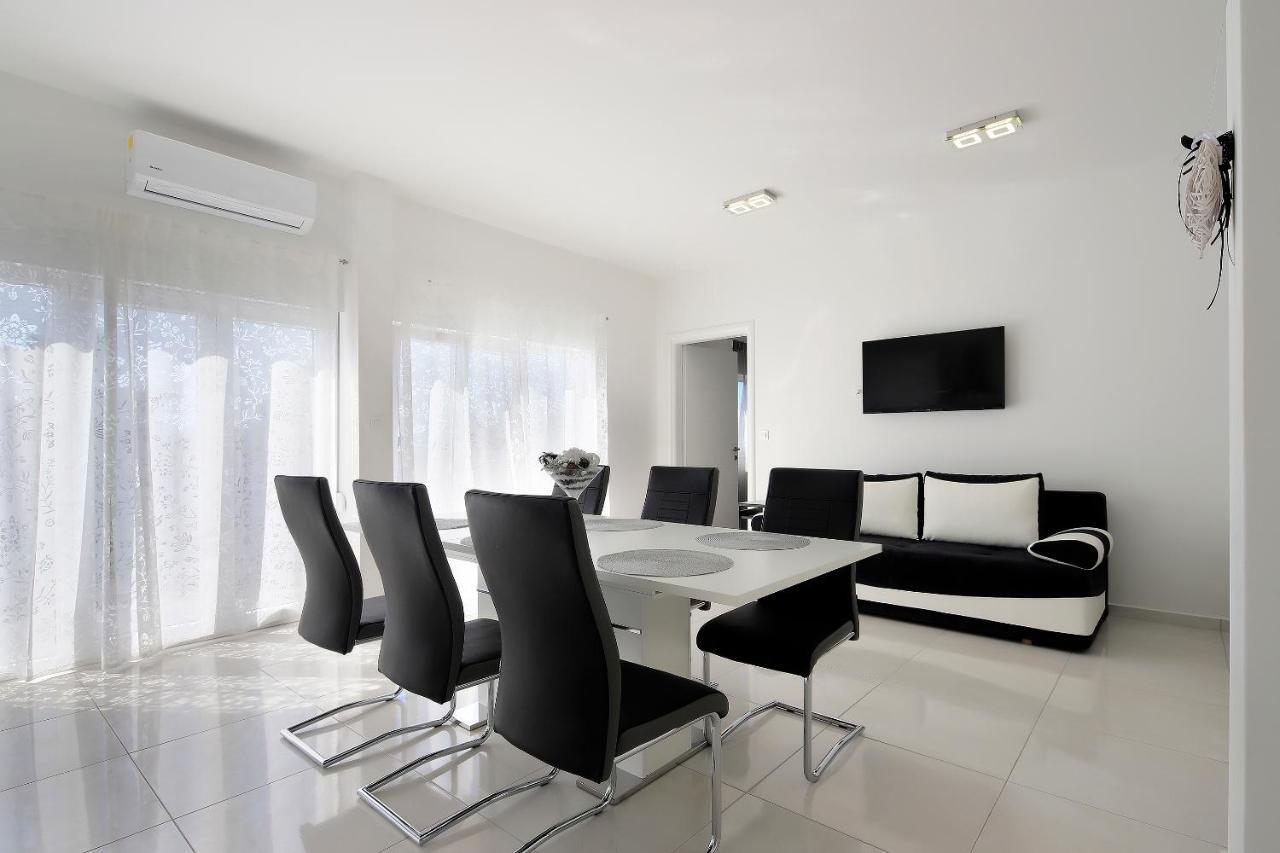 Apartments Lola Новаля Екстериор снимка