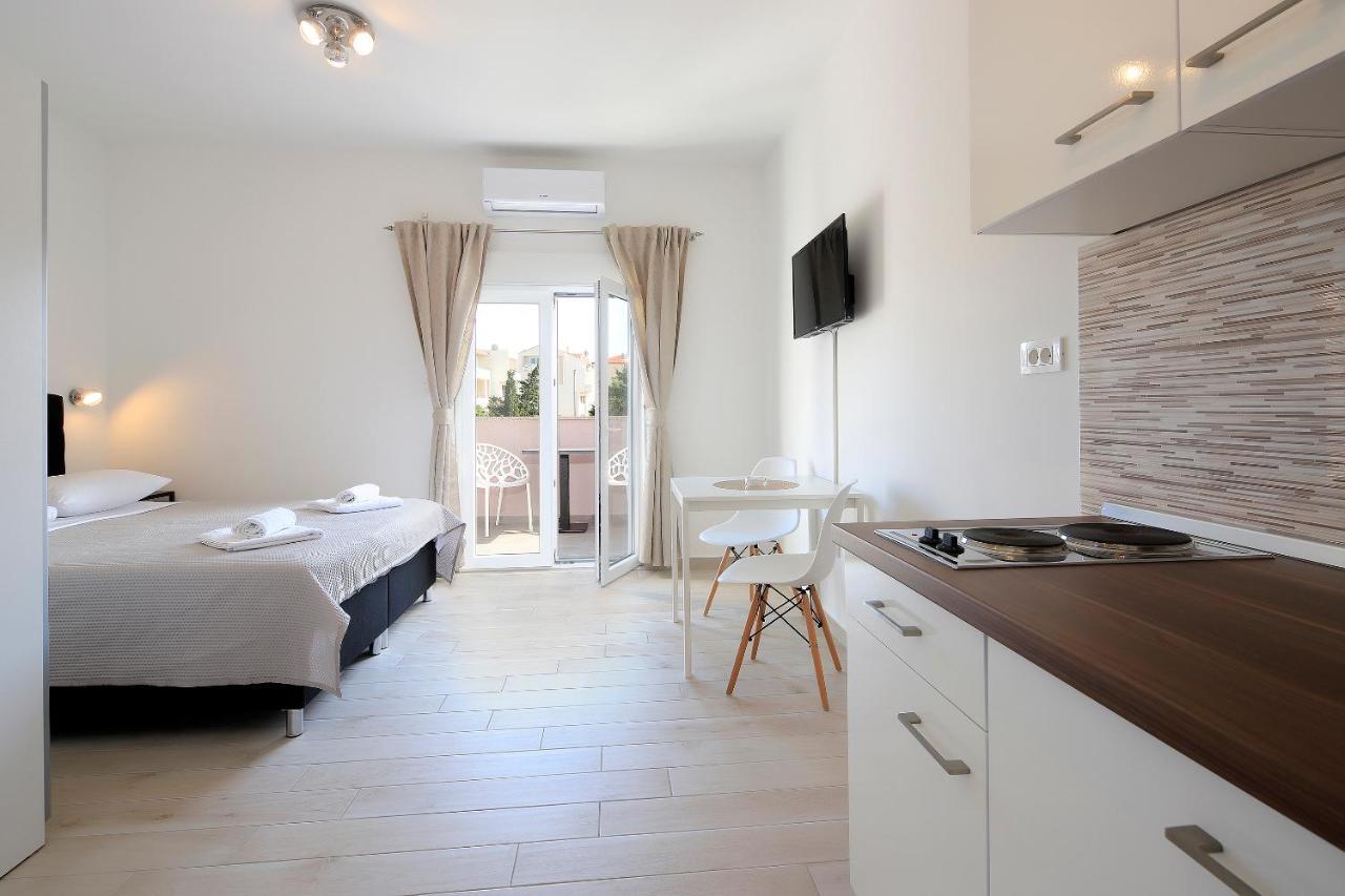Apartments Lola Новаля Екстериор снимка
