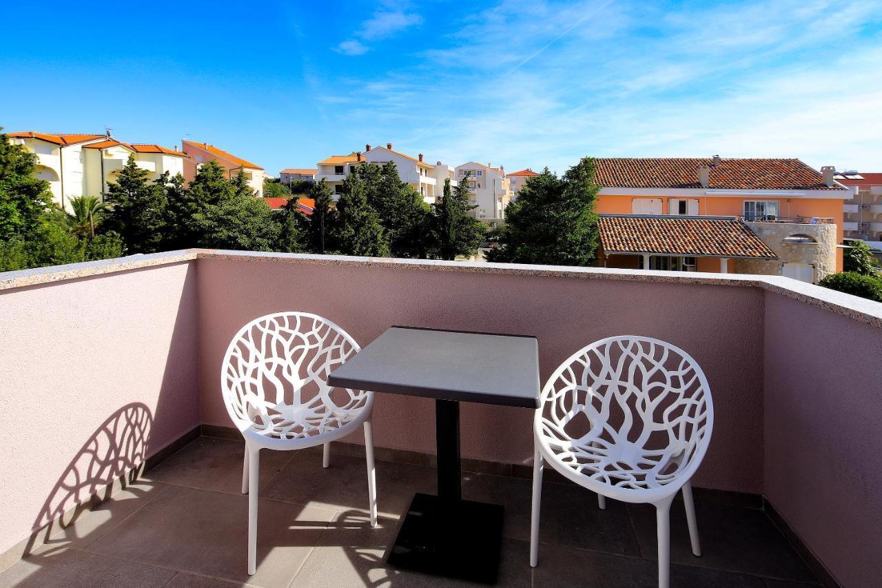Apartments Lola Новаля Екстериор снимка