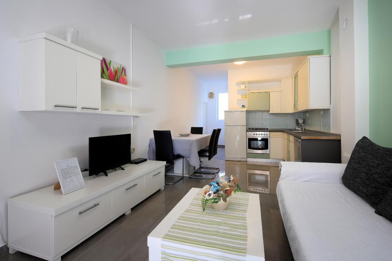 Apartments Lola Новаля Екстериор снимка