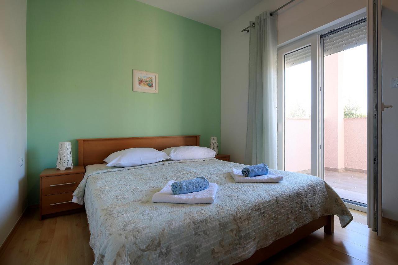 Apartments Lola Новаля Екстериор снимка
