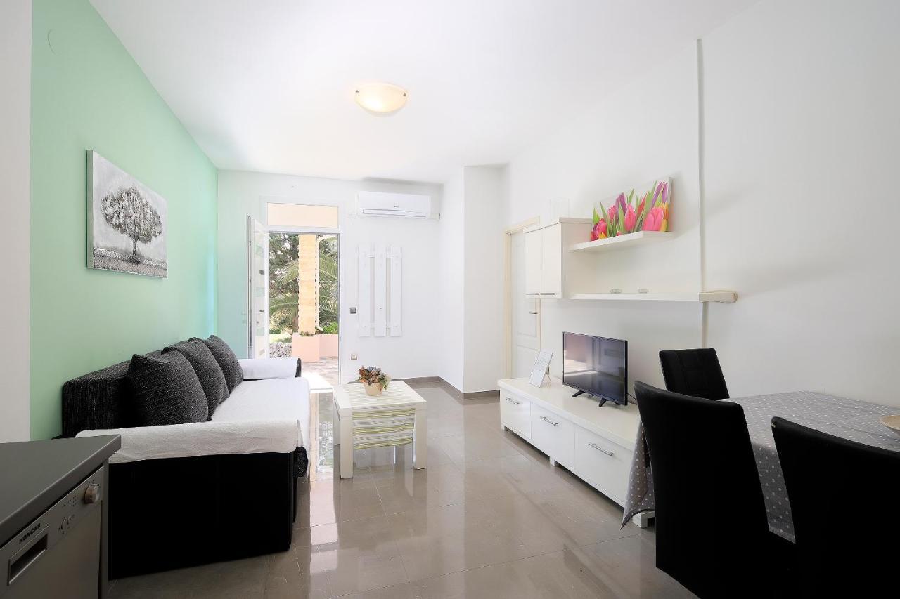 Apartments Lola Новаля Екстериор снимка
