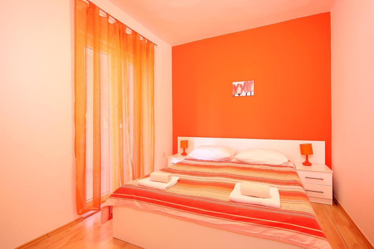 Apartments Lola Новаля Екстериор снимка