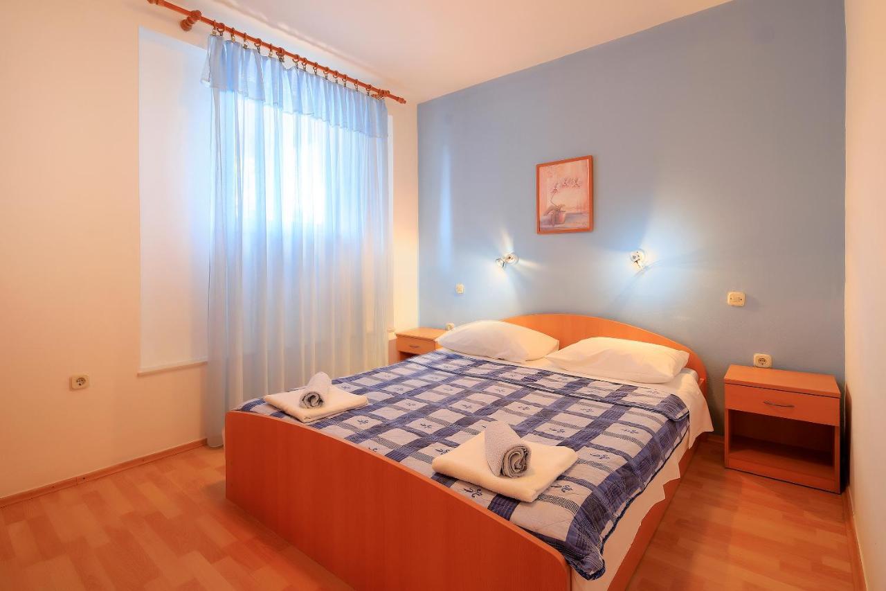 Apartments Lola Новаля Екстериор снимка