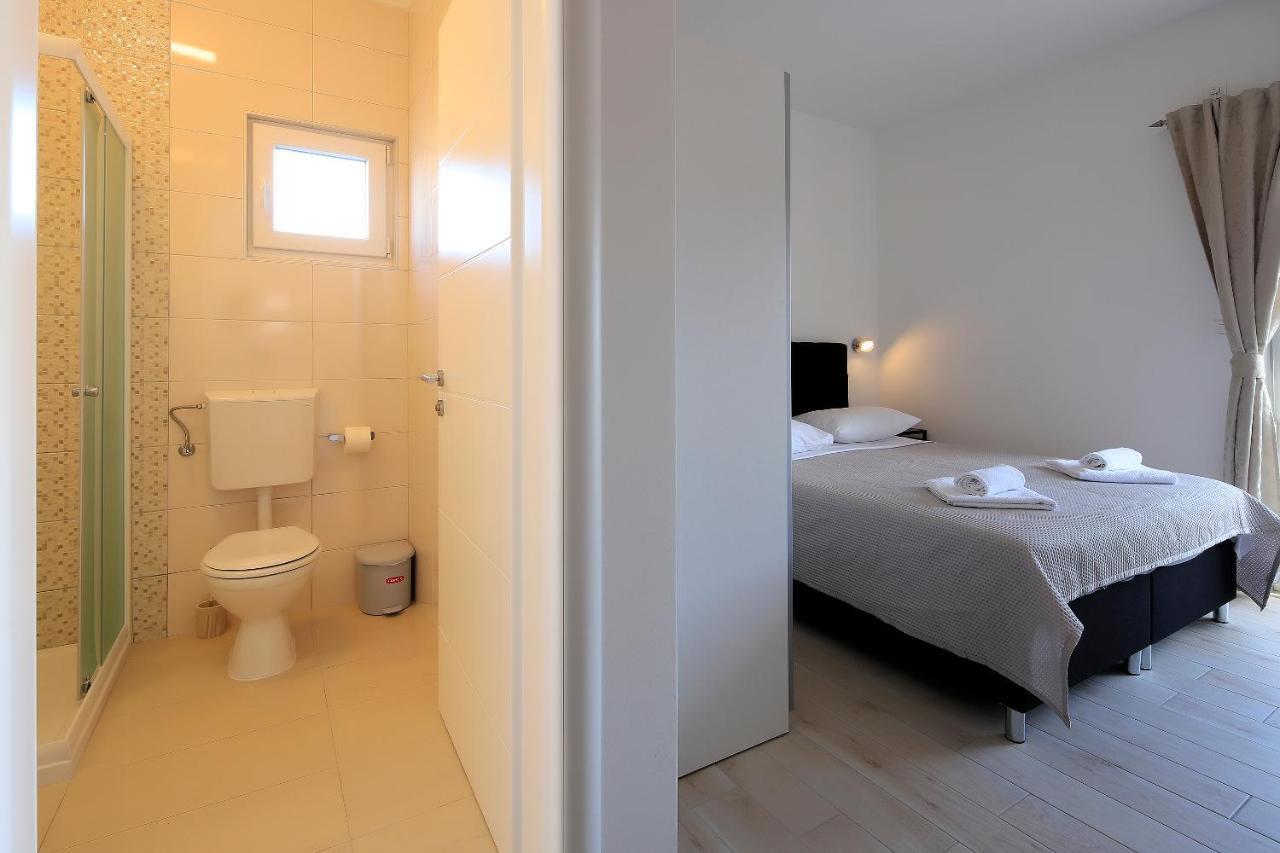 Apartments Lola Новаля Екстериор снимка