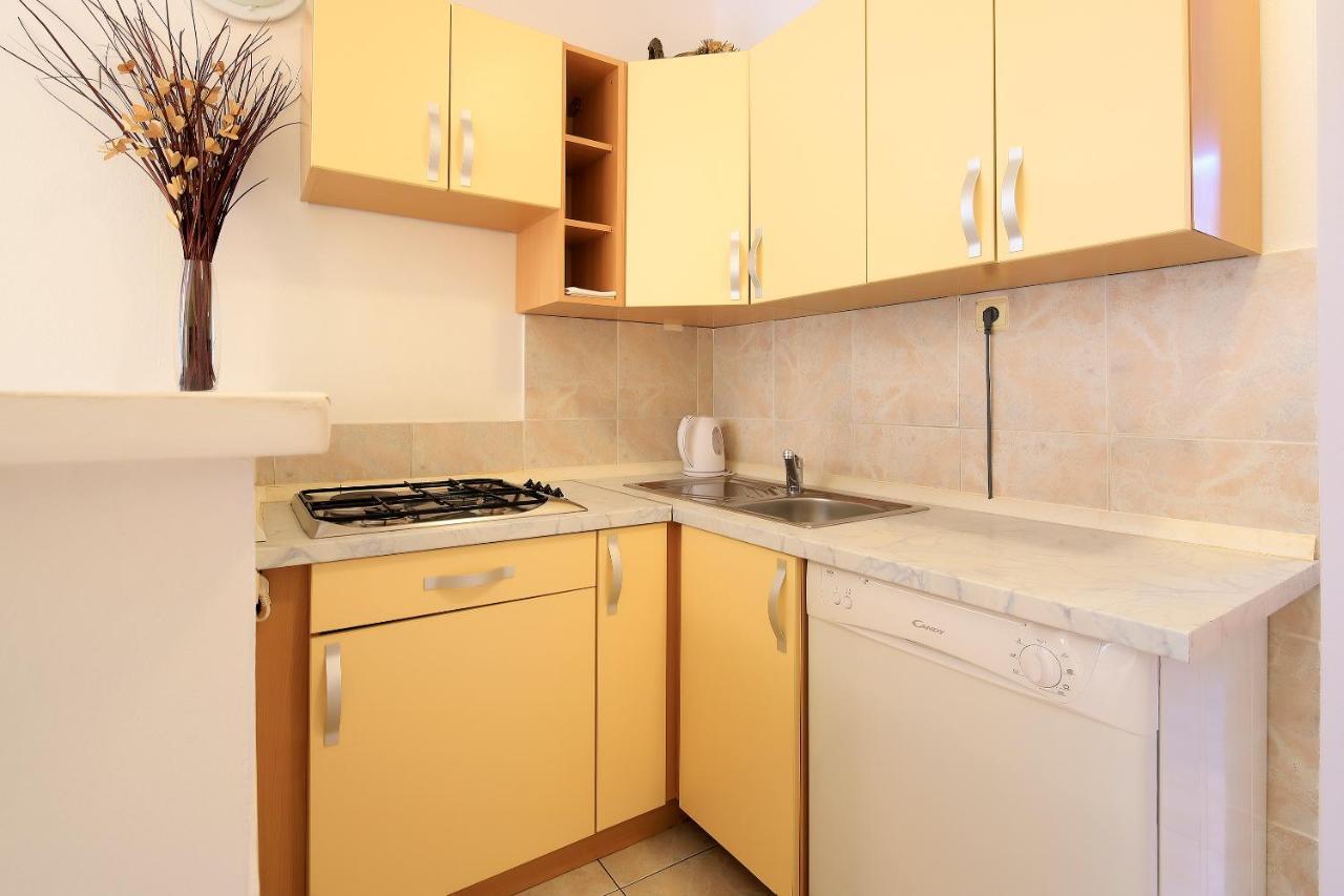 Apartments Lola Новаля Екстериор снимка