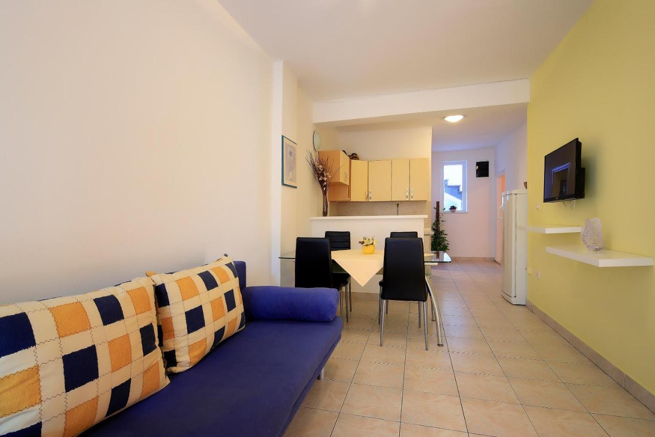 Apartments Lola Новаля Екстериор снимка