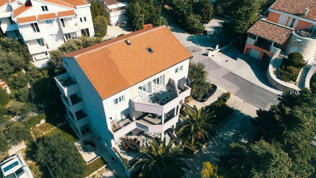Apartments Lola Новаля Екстериор снимка