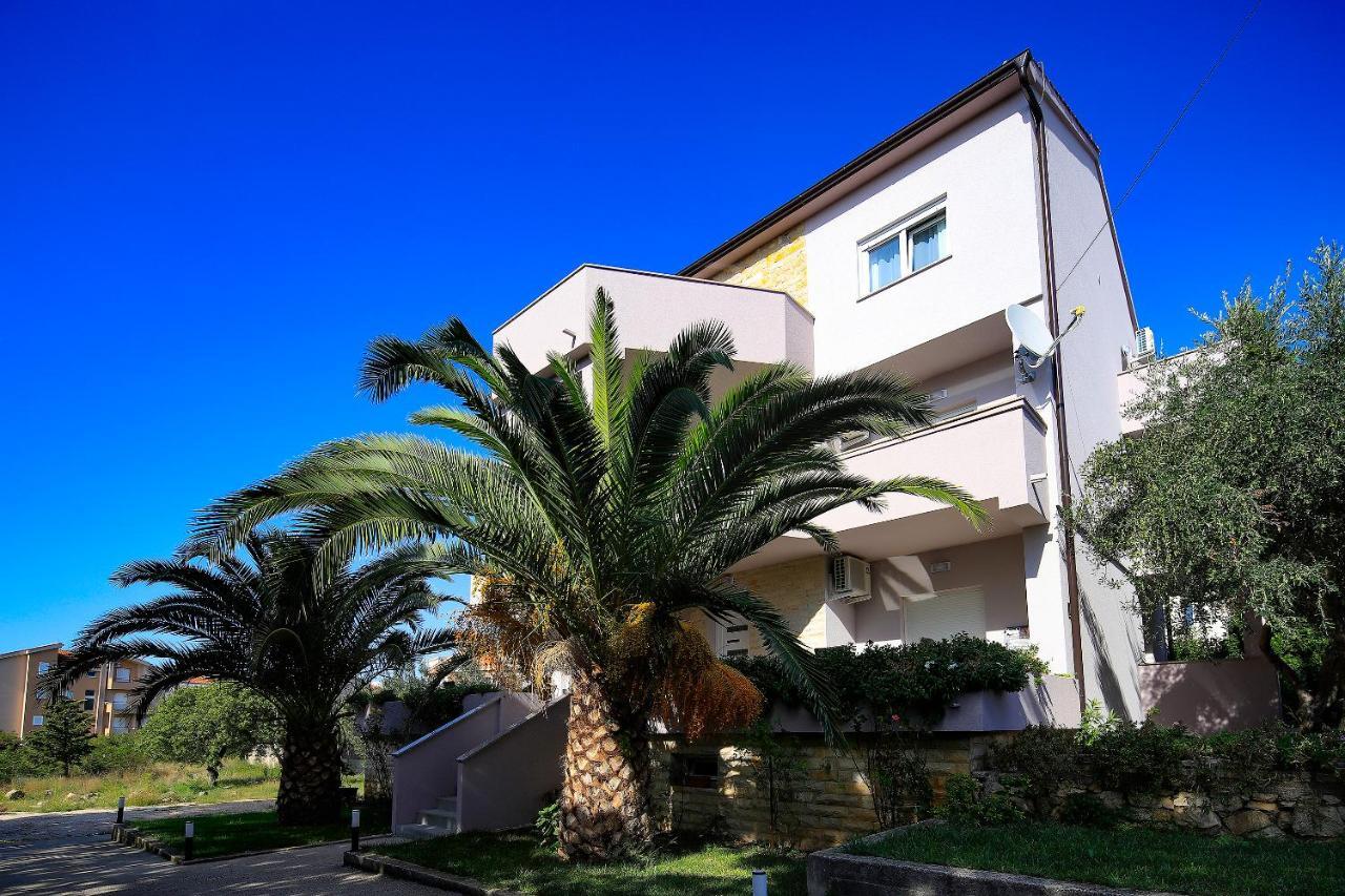 Apartments Lola Новаля Екстериор снимка