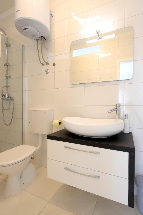 Apartments Lola Новаля Екстериор снимка
