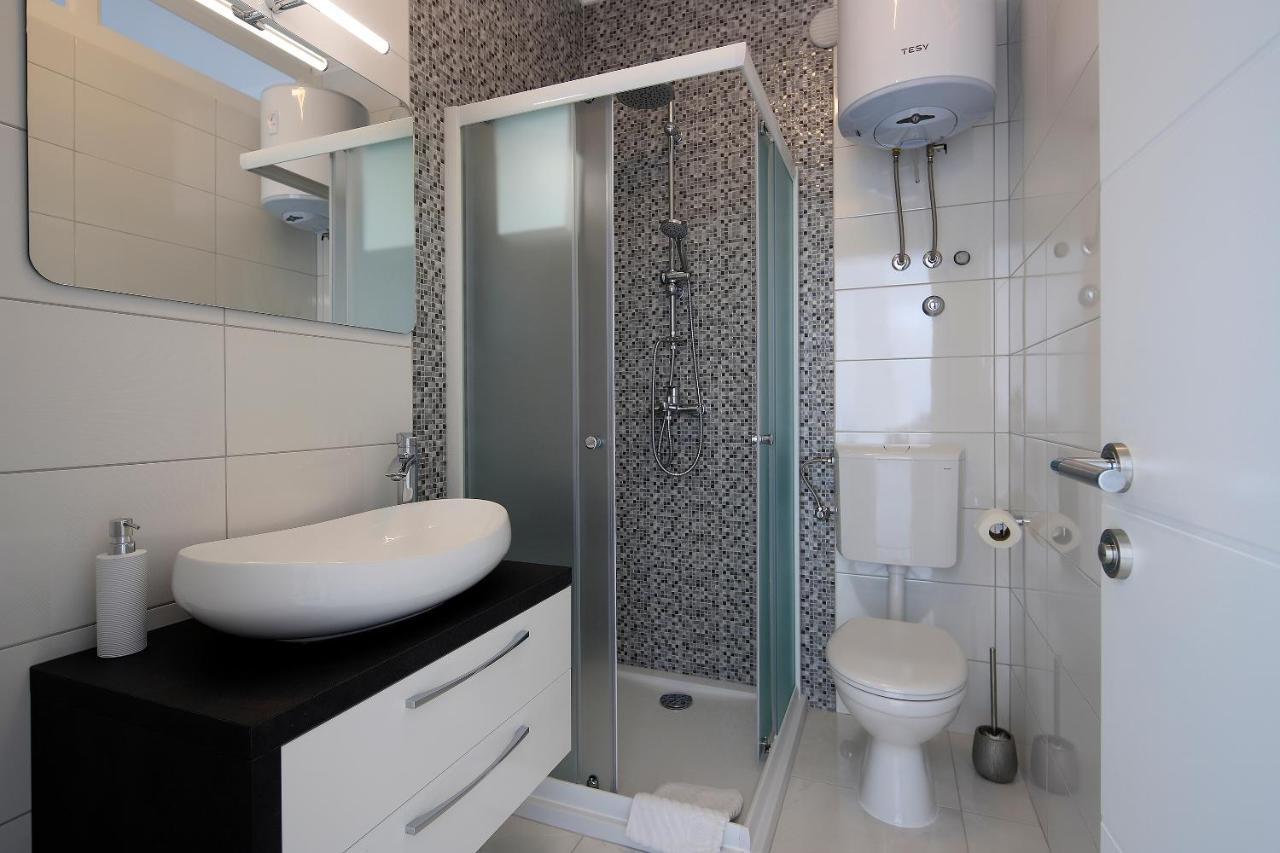 Apartments Lola Новаля Екстериор снимка