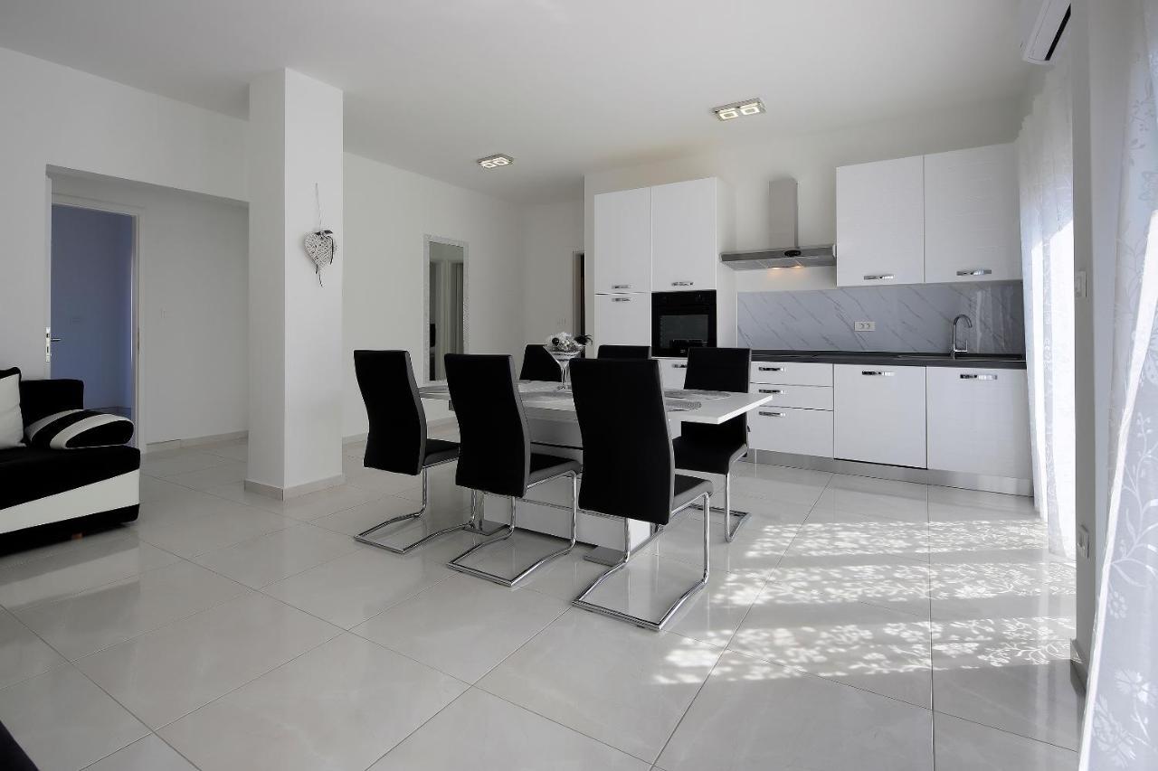 Apartments Lola Новаля Екстериор снимка
