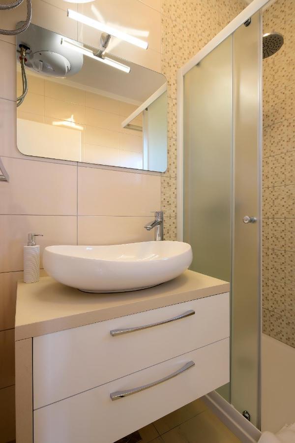 Apartments Lola Новаля Екстериор снимка