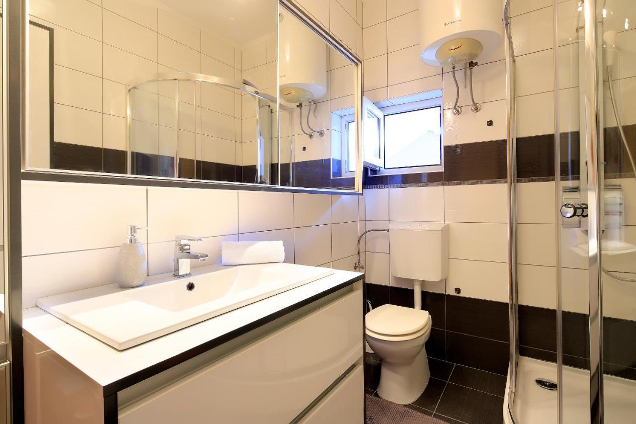 Apartments Lola Новаля Екстериор снимка