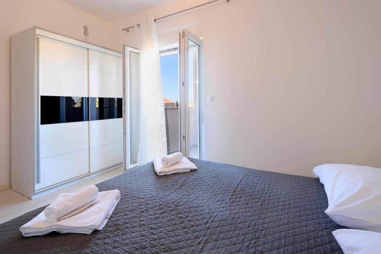 Apartments Lola Новаля Екстериор снимка